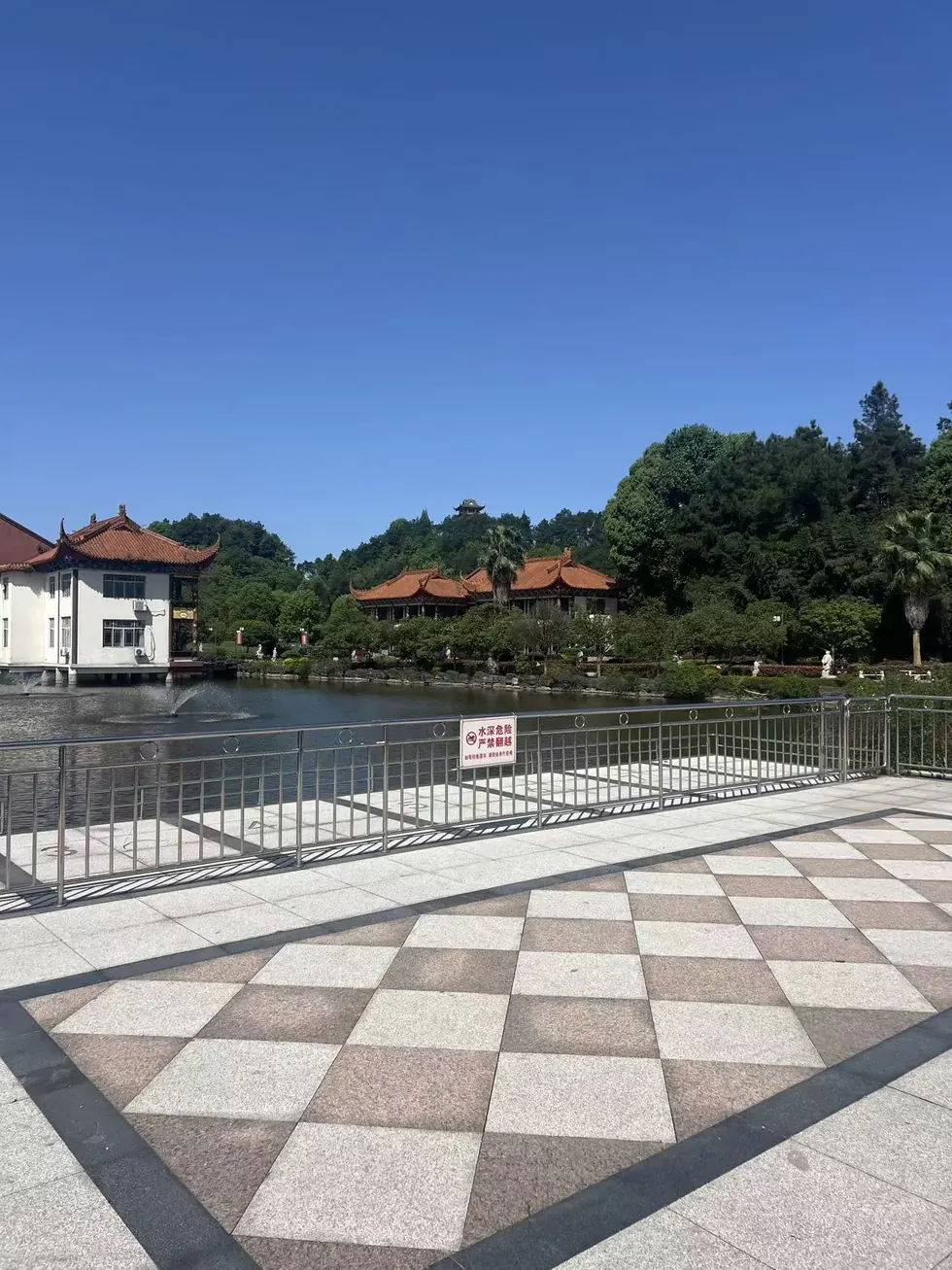 红枫陵园依山而建的园区景观